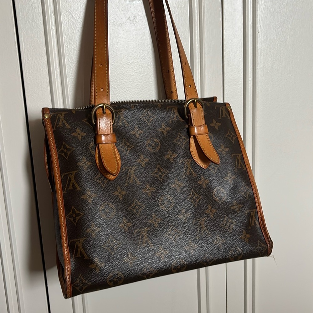 Authentic monogram Louis Vuitton handbag with top zip closing